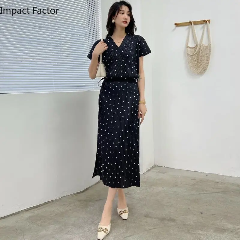 Рубашка Miyake с V-образным вырезом и прямой облегающей юбкой весна 2024