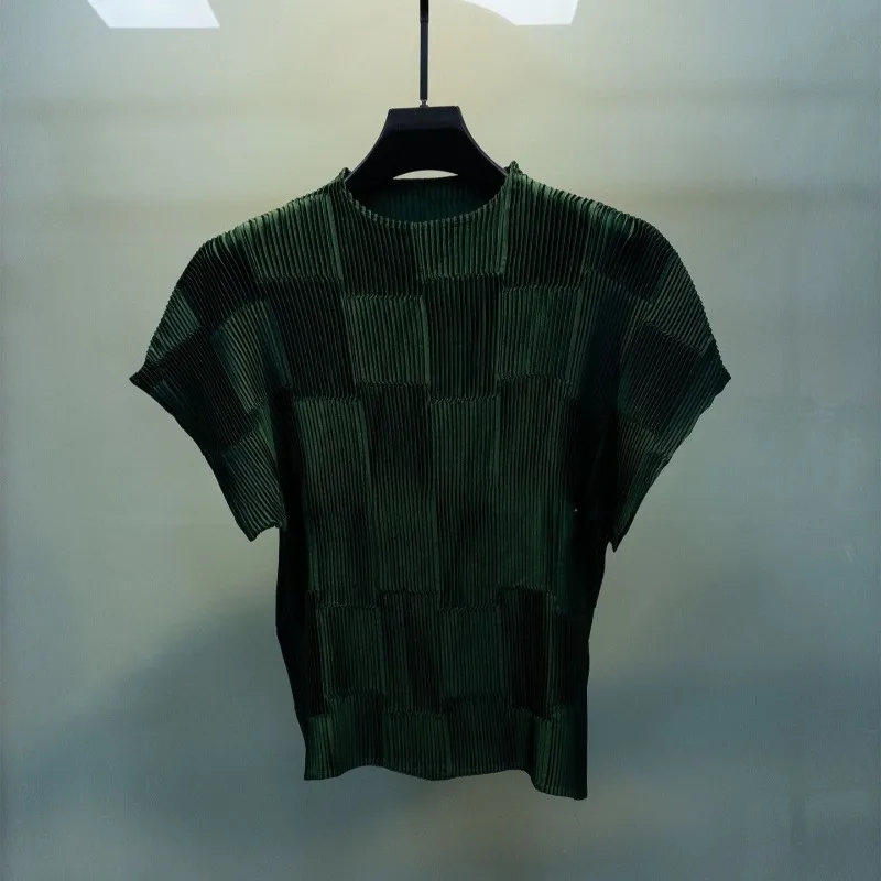 Фото Футболка с плиссировкой Miyake, короткий рукав, лето 2026, новинка, французский стиль, глянцевый атлас, модный, простой, элегантный, повседневный топ, женская одежда №5