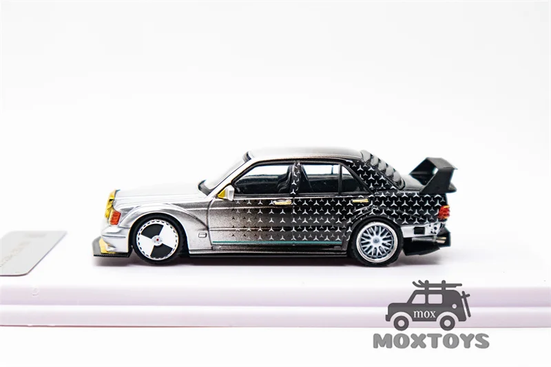 DCM 1:64 190E Звезда Серебряная литая модель автомобиля