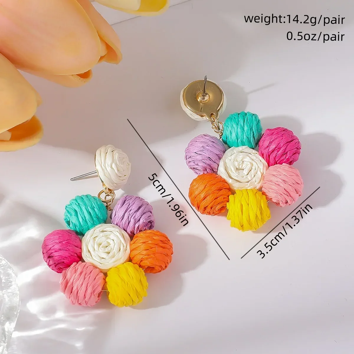 Симпатичные плетеные серьги-гвоздики из рафии с цветным стерео круглым шариком