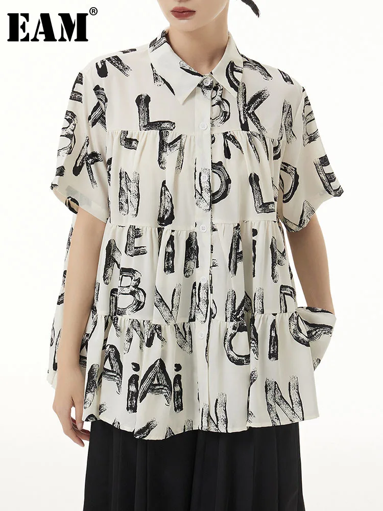 

[EAM] Women White Letter Print Pleated Big Size Blouse New Lapel Short Sleeve Loose Fit Shirt Fashion Spring Summer 2023 1DF9591