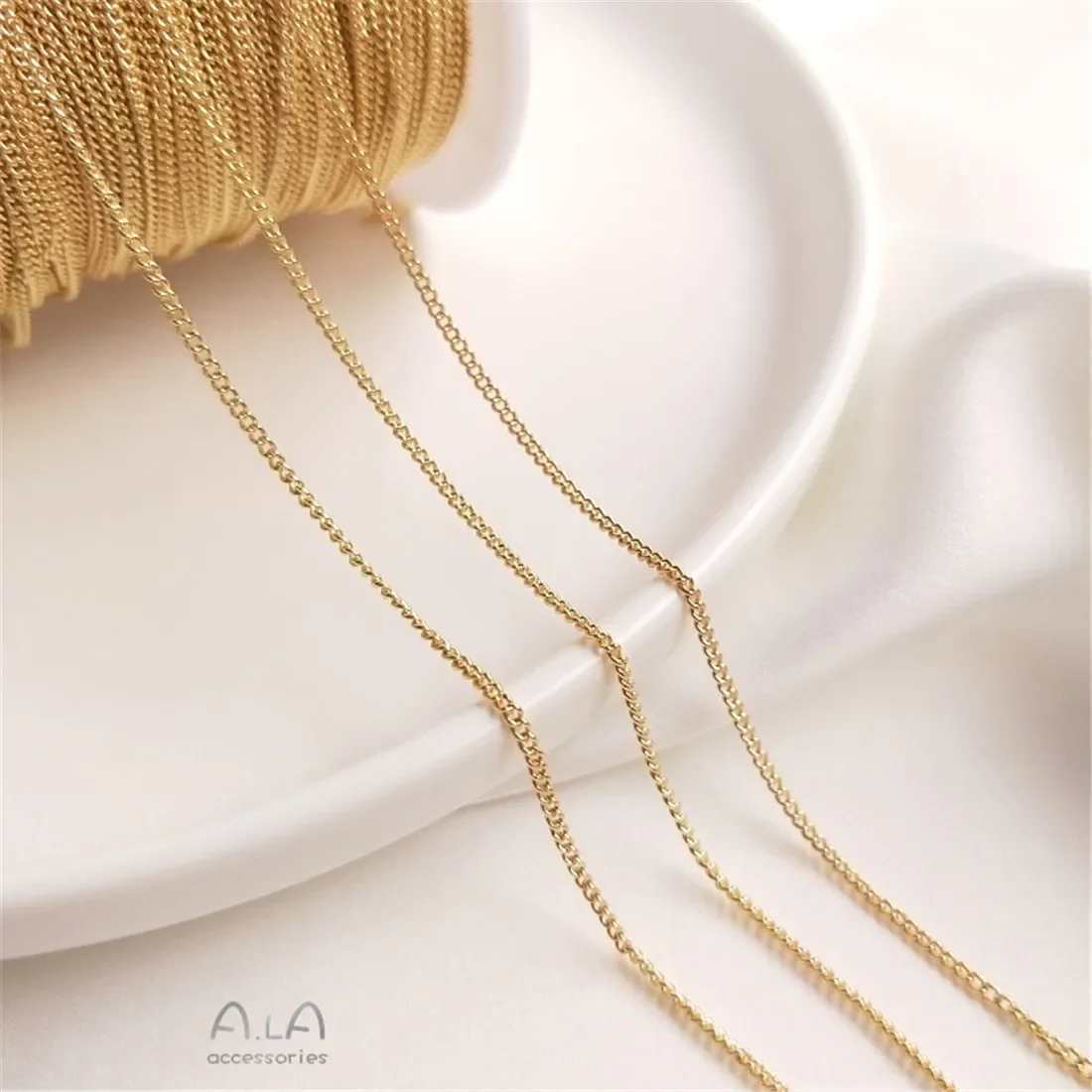 Боковая цепочка золотого цвета 14 карат крестовая из хлыста линия ушей с