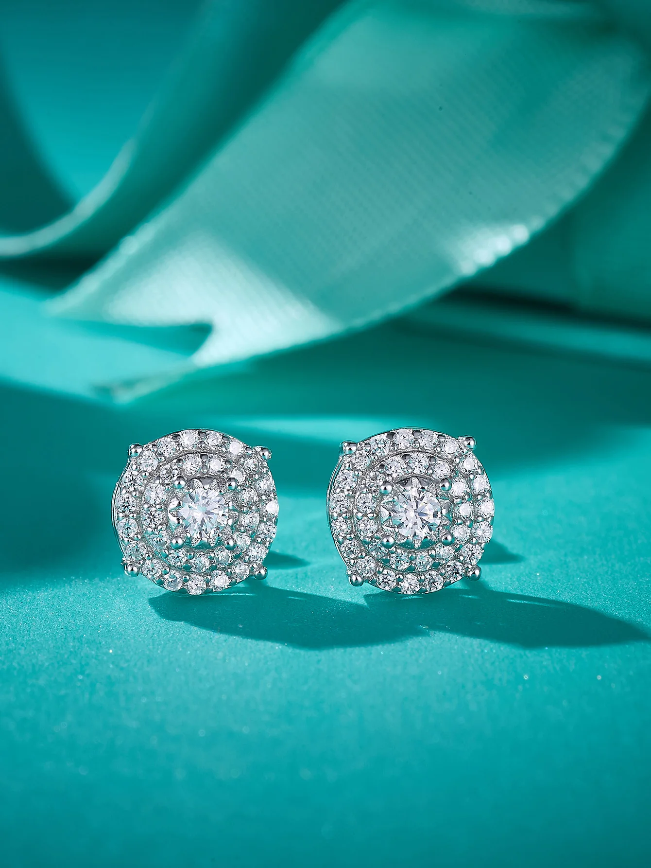 Женские круглые серьги-гвоздики с муассанитом 925 карат