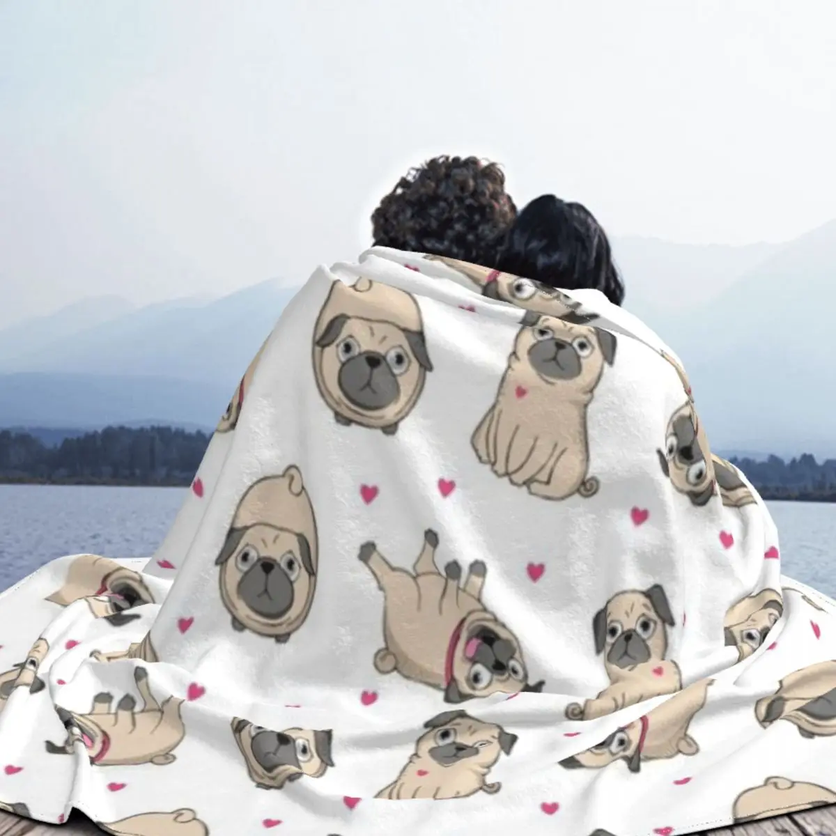 Милая собака-мопс с сердечками любви. Ультрамягкое одеяло из микрофлиса.