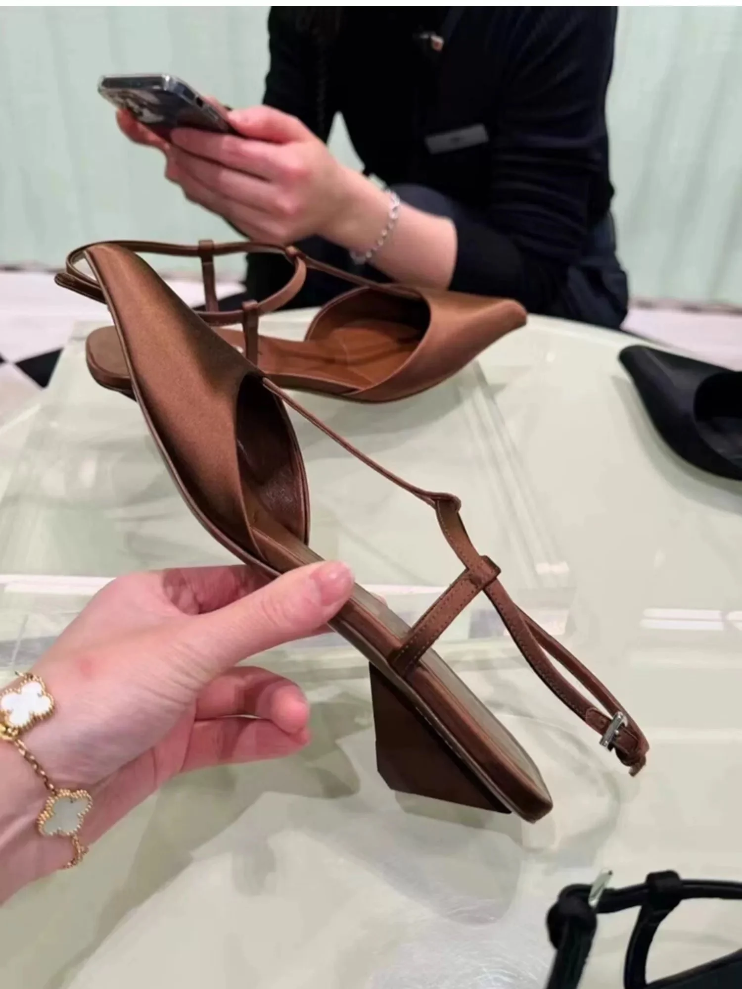 Женские туфли на низком каблуке с острым носком