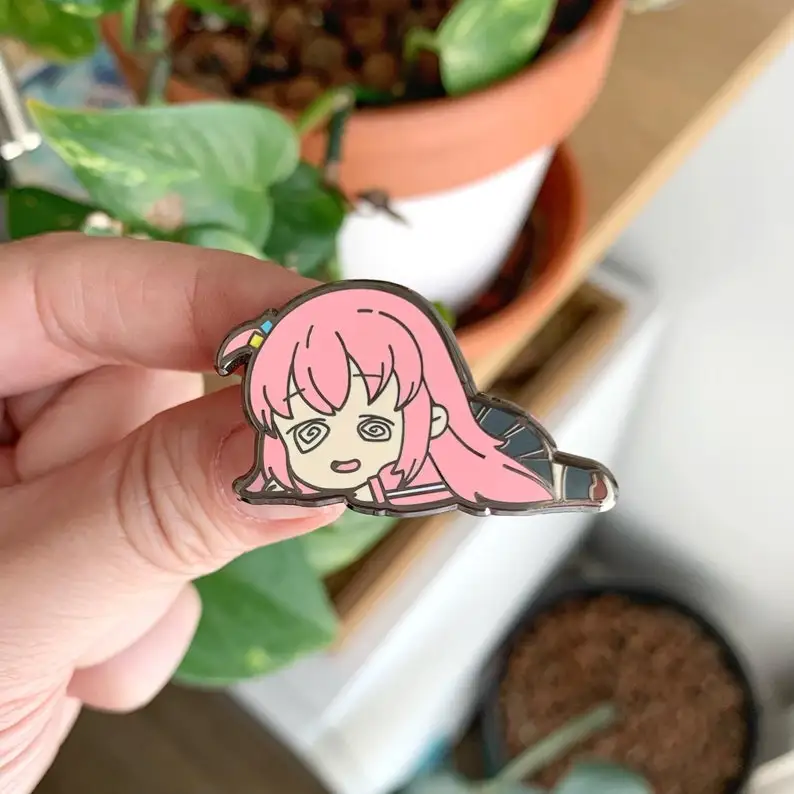 Одинокая эмалированная булавка для гитарной девушки