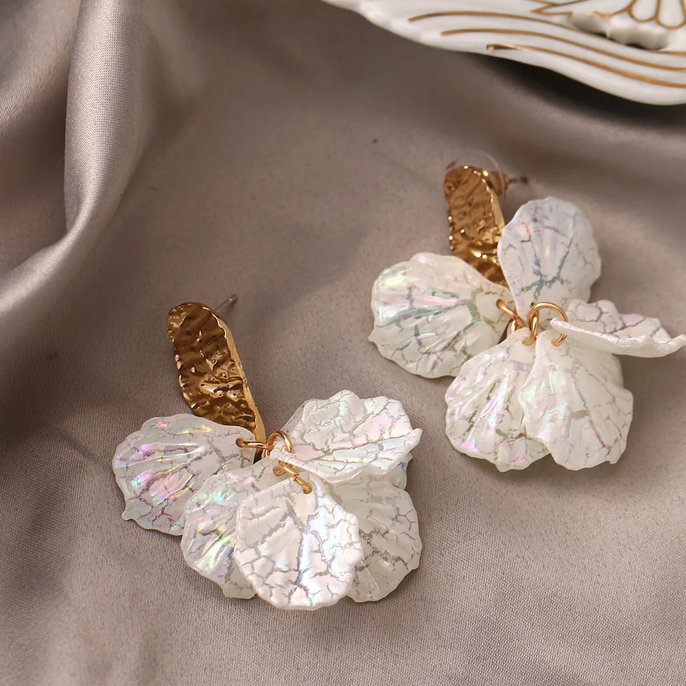Korean White Flower Petal Drop Earrings for Women Trendy Acrylic Alloy Pendant Earring Fashion Temperament Jewellery