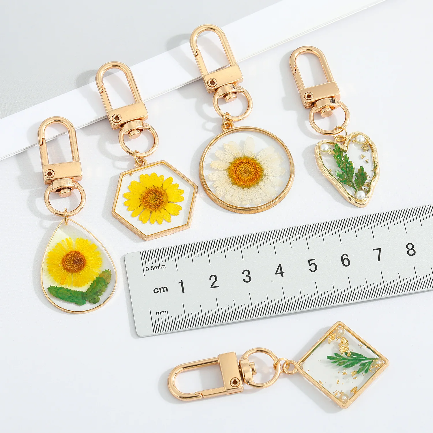 

Renya Dried Natural Flower Resin Keychain for Women Girls Keyring Holder Pendent Bag Airpods Box Car Phone Accessory Gift