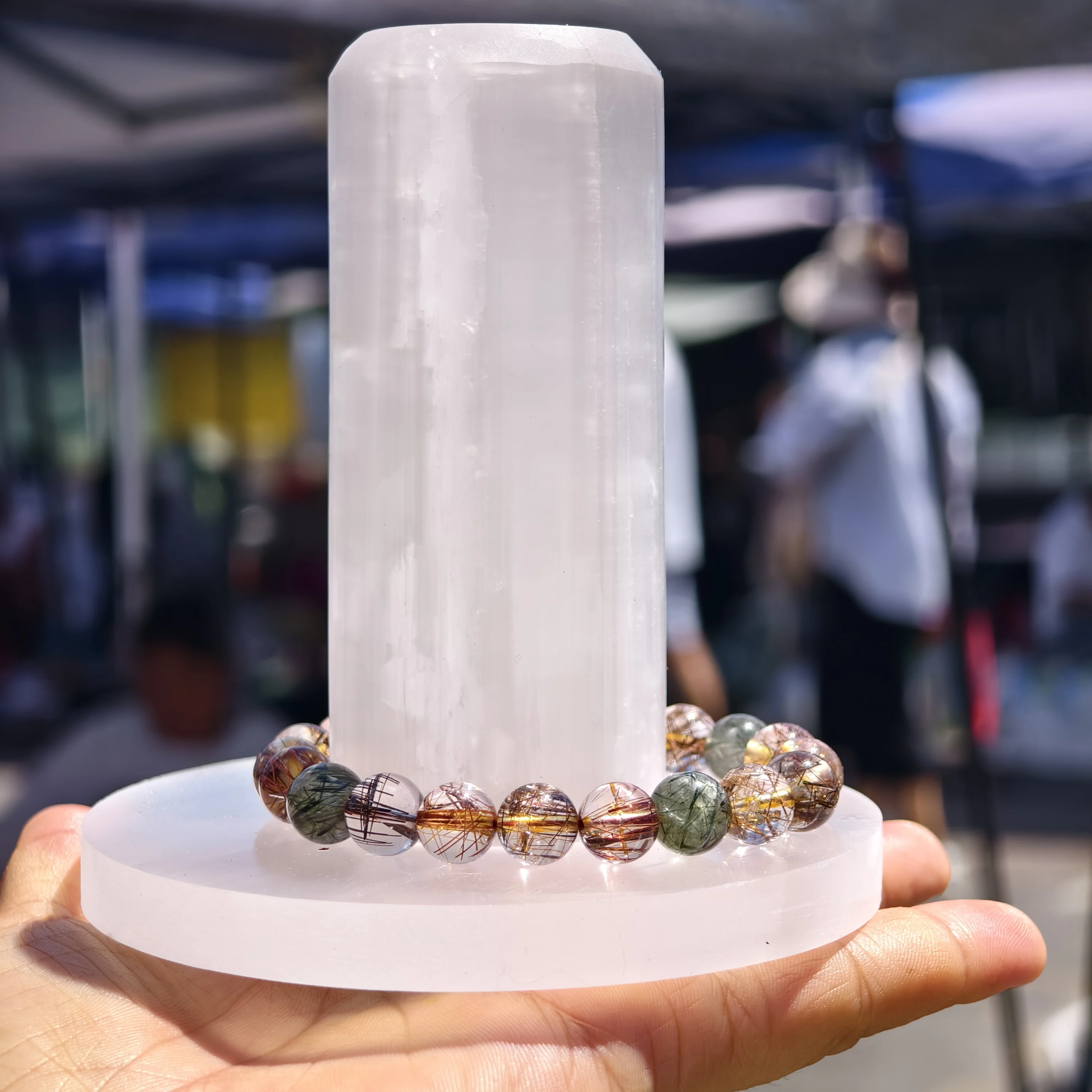 

Полка для браслетов из камня