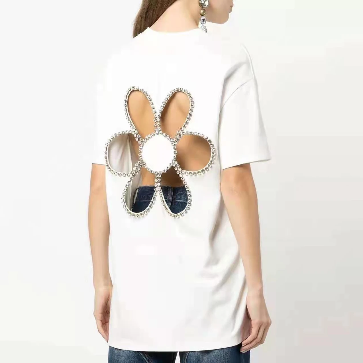 

2022 Spring New Commuter Fashion All-match Diamond-studded Open-back Hollow Flower T-shirt Loose Short-sleeved Sweater Top Women