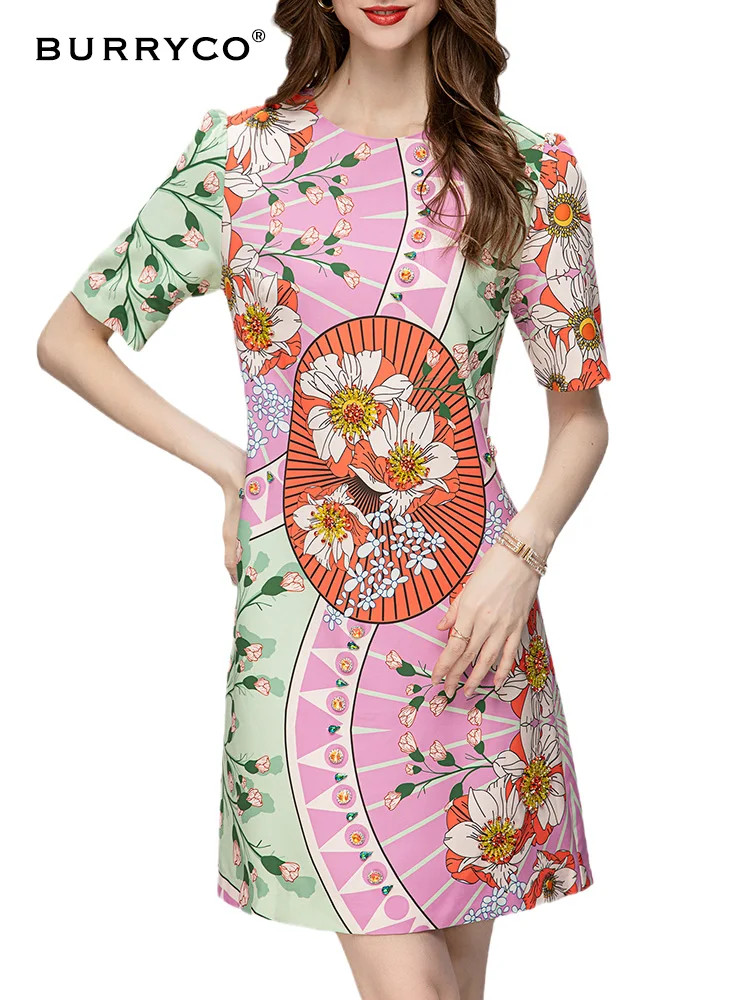 

Женское платье с коротким рукавом, круглым вырезом и принтом гвоздики