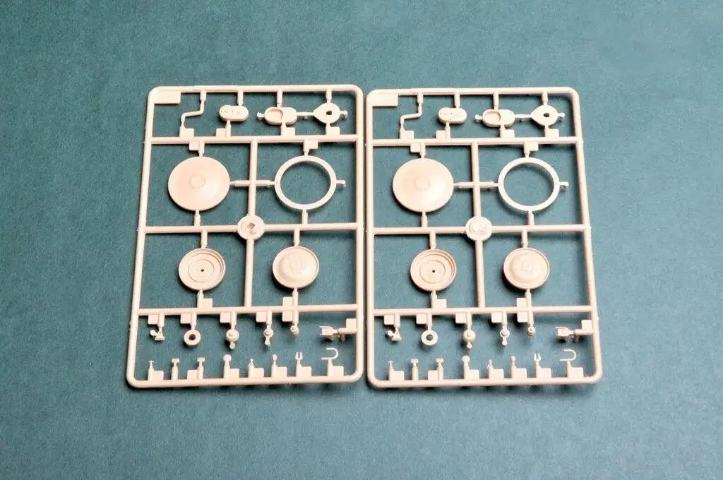 Сборочный комплект Hobbyboss 82489 1/35 Французский колесный развевательный автомобиль