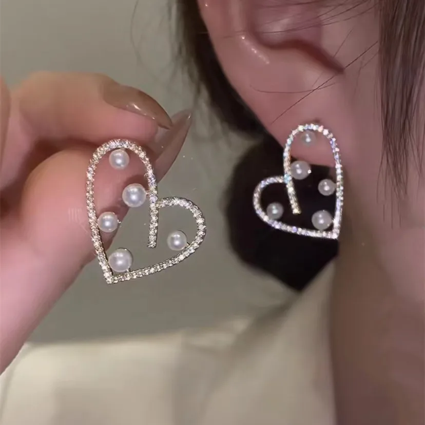 

2022 Korean Chic Luxury Crystal Pearl Heart Stud Earrings