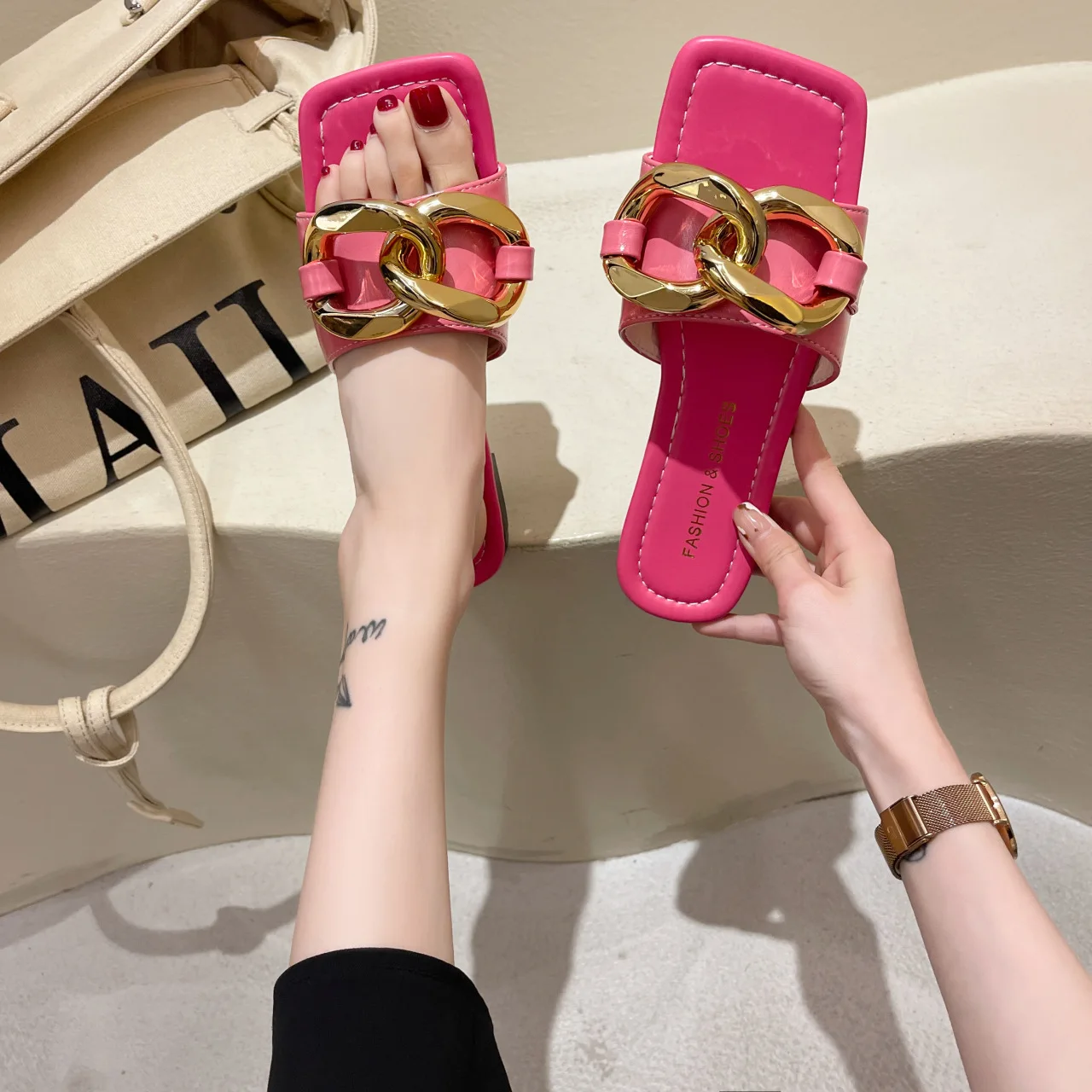 

Летние женские сандалии, шлепанцы, металлическая декоративная обувь, квадратный носок, плоский каблук, женская уличная пляжная Повседневна...