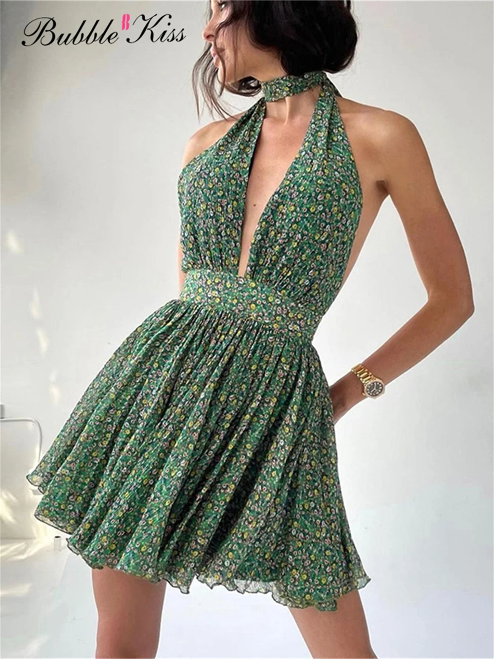 

Женское платье с цветочным принтом, глубоким V-образным вырезом и открытой спиной