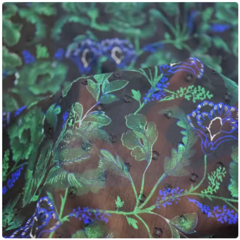 Китайская прозрачная ткань с черным низом и изумрудно-зеленым цветочным принтом