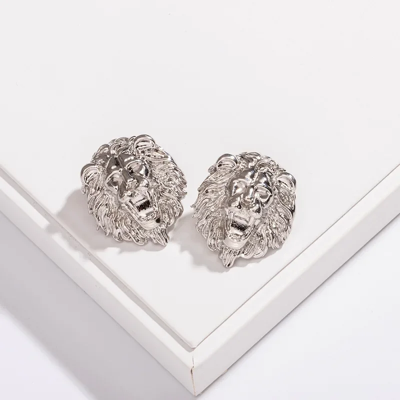 Женские серьги-гвоздики в стиле панк