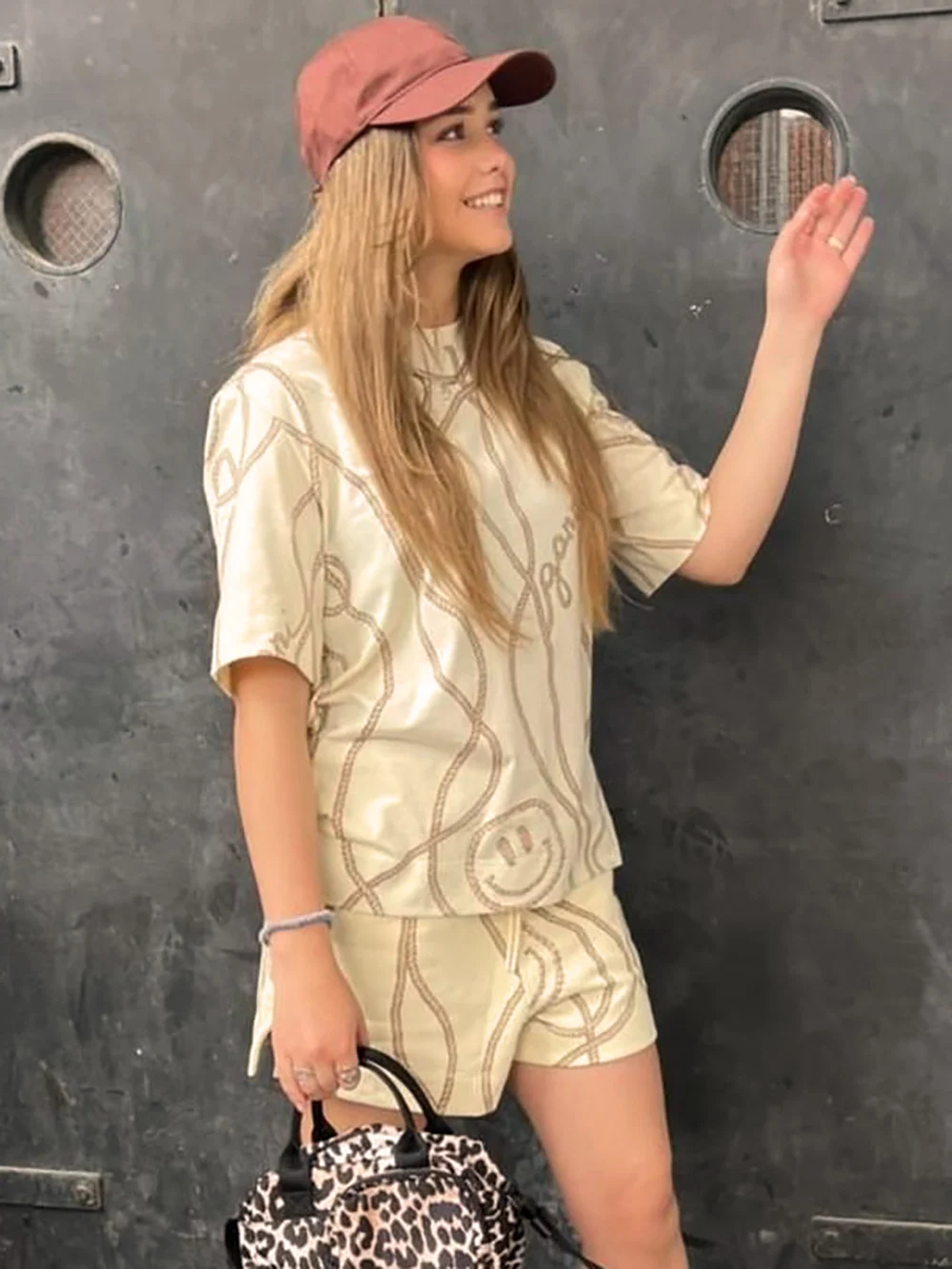 

Женская футболка с принтом со смайликом ZESSAM, Повседневный хлопковый пуловер с коротким рукавом и круглым вырезом, Классический Топ для лета...