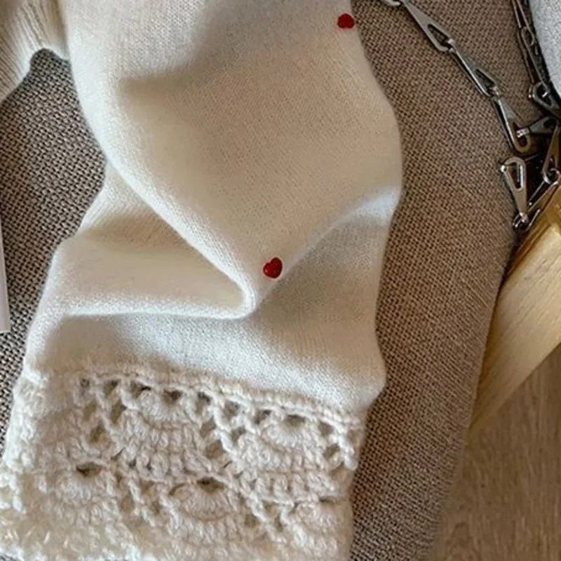 Элегантный повседневный белый вязаный кардиган с пуговицами в форме сердца для
