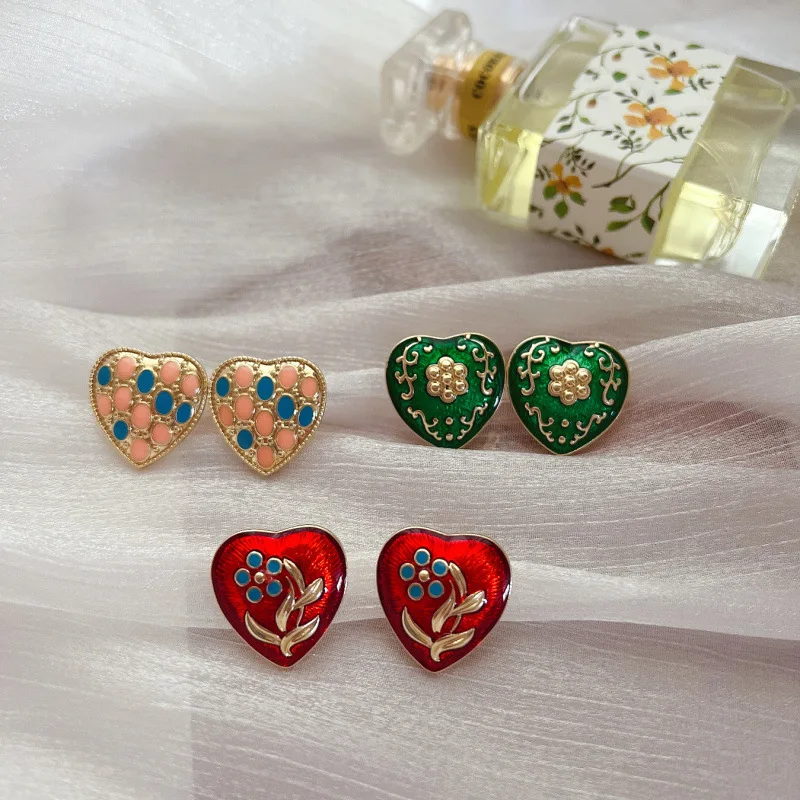 

Vintage Love Heart Drop Glaze Enamel Stud Earrings Temperament Vintage Niche Design Floral Earrings for Women