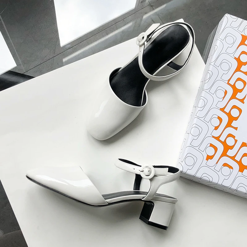 

2022 Summer French Retro Leather Sandals For Women Baotou Patent One Word Buckle Chunky Heel Sandals Comfortable Female Shoes