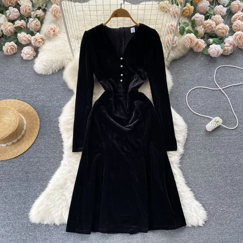 

Платье-трапеция бархатное с длинным рукавом и V-образным вырезом