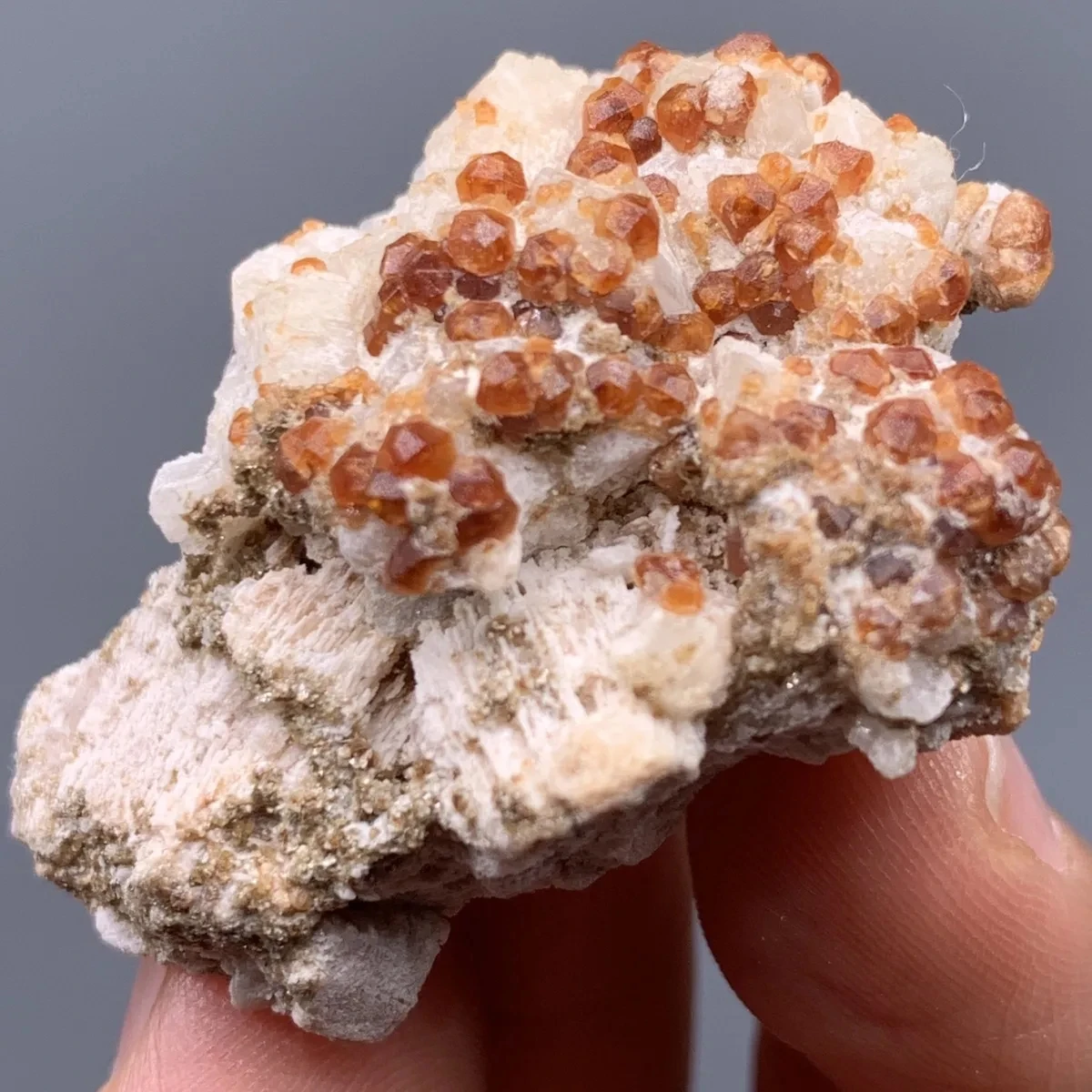 1Pcs Garnet Niacite Feldspar Natural Ore Raw Stone Mineral Crystal Ornaments Stone Specimen Collection Geological Teaching