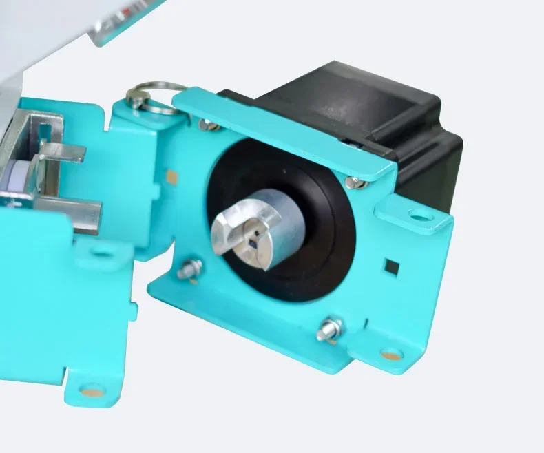 Монохромный дозатор пластика цветная мастерская. Маленький двухцветный миксер