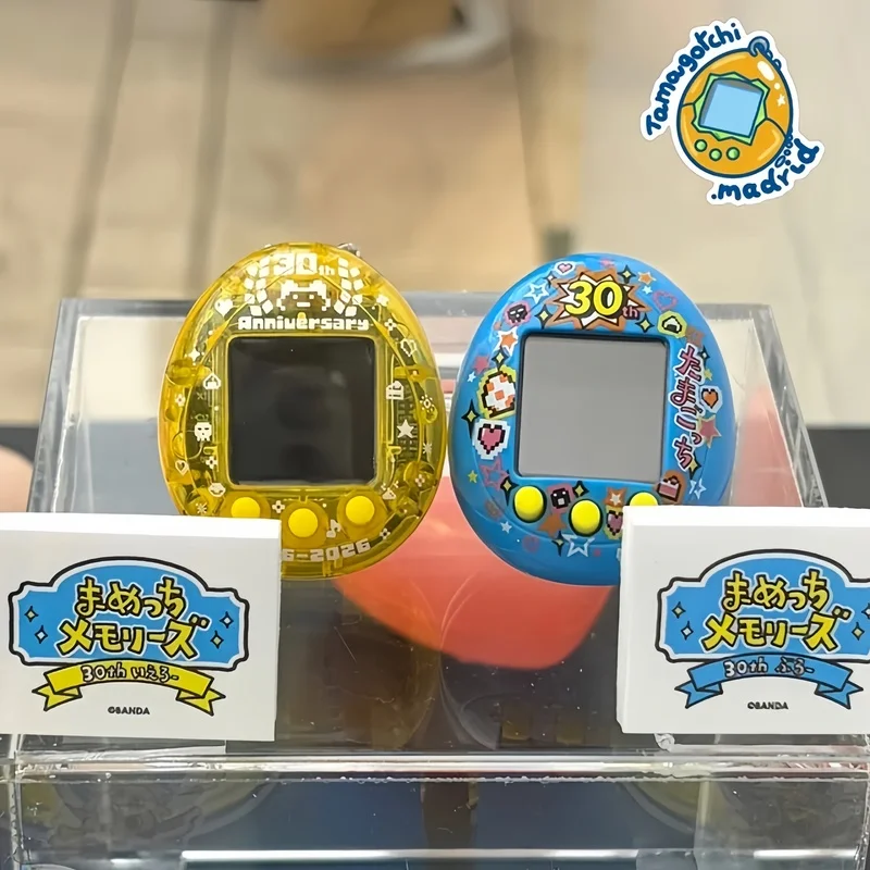 Фото PB Bandai Tamagotchi Nano - Mametchi Memories к 30-летию (желтый / синий) - коллекционный декор для рабочего стола, подарок. №1