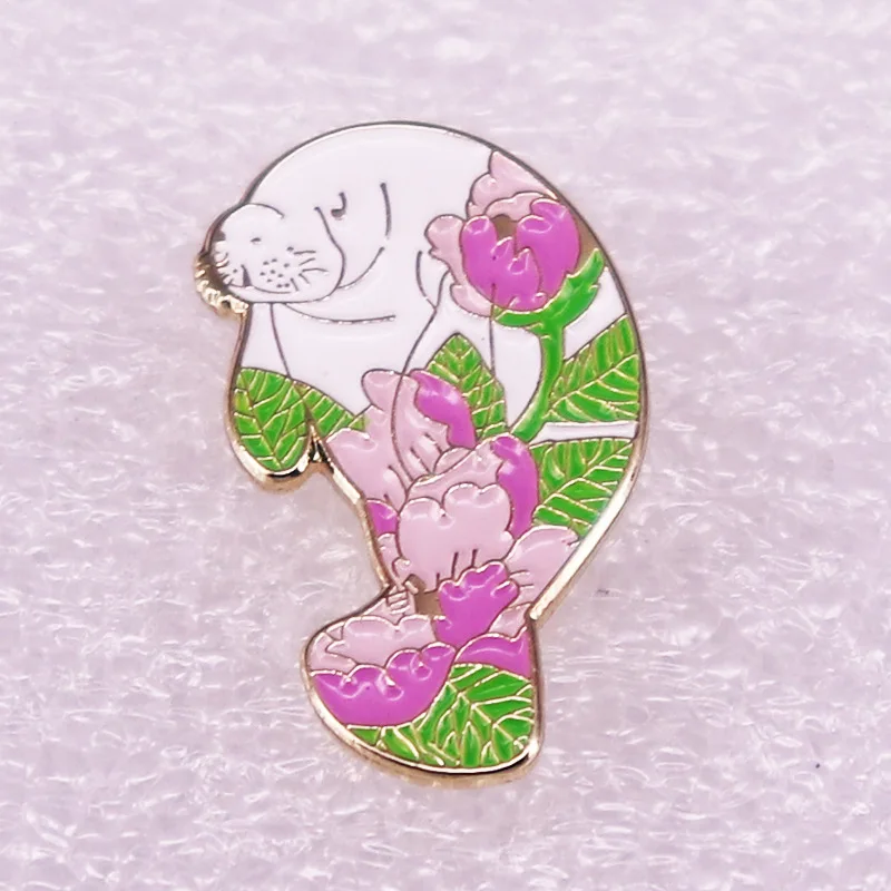 

Металлическая эмалированная брошь в виде морского льва и цветка