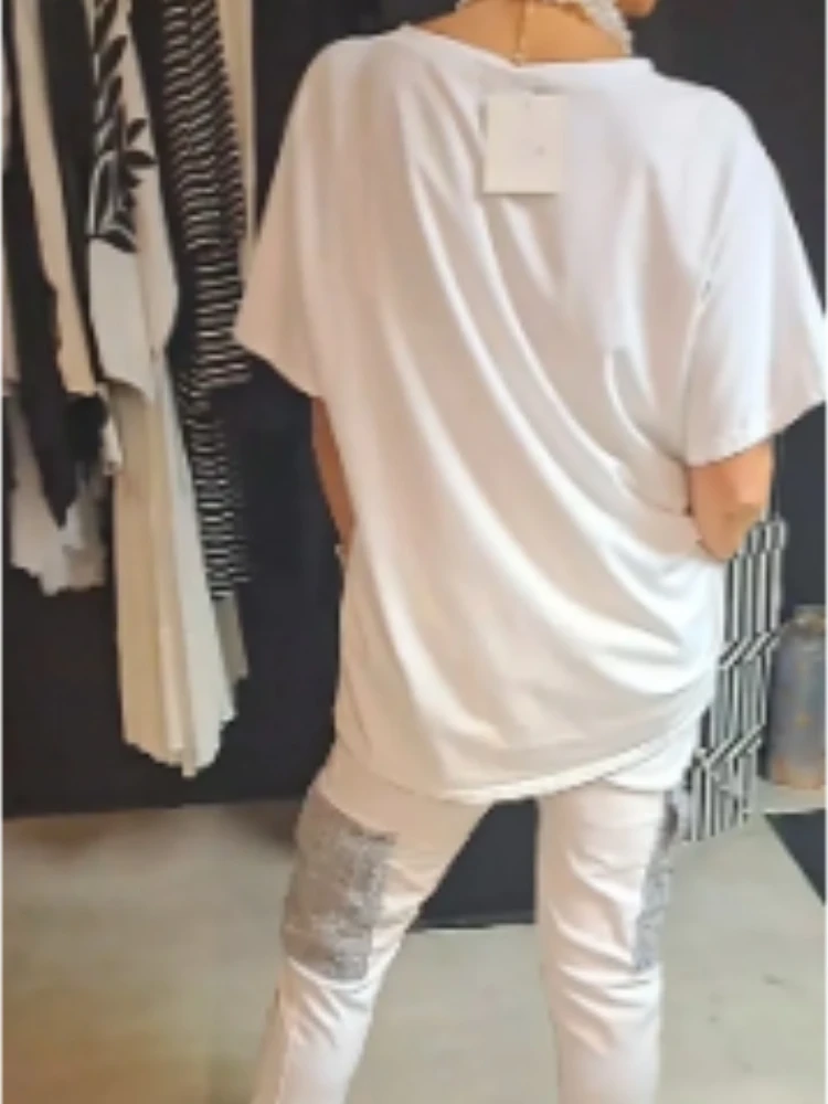 Футболка с V-образным вырезом коротким рукавом и карманами