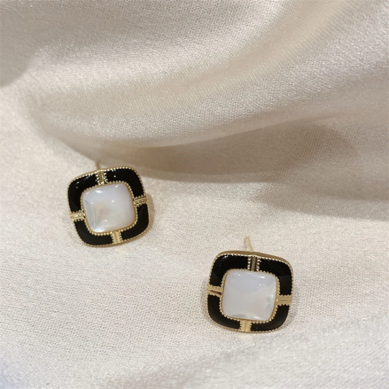 

Elegant Square Pearl Stud Earrings for Women Delicate Charm Opal Earrings Female 2022 New Fashion Vintage Geometry Ear Studs