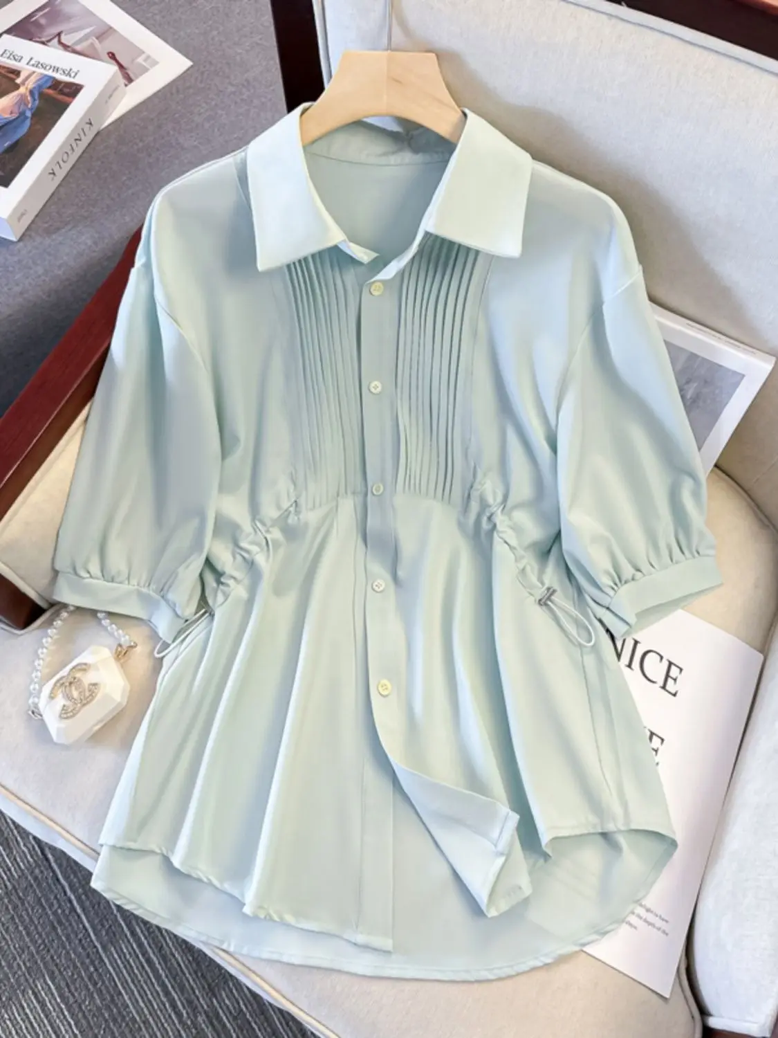 Рисунок 2 - Однотонные женские строгие рубашки 2023