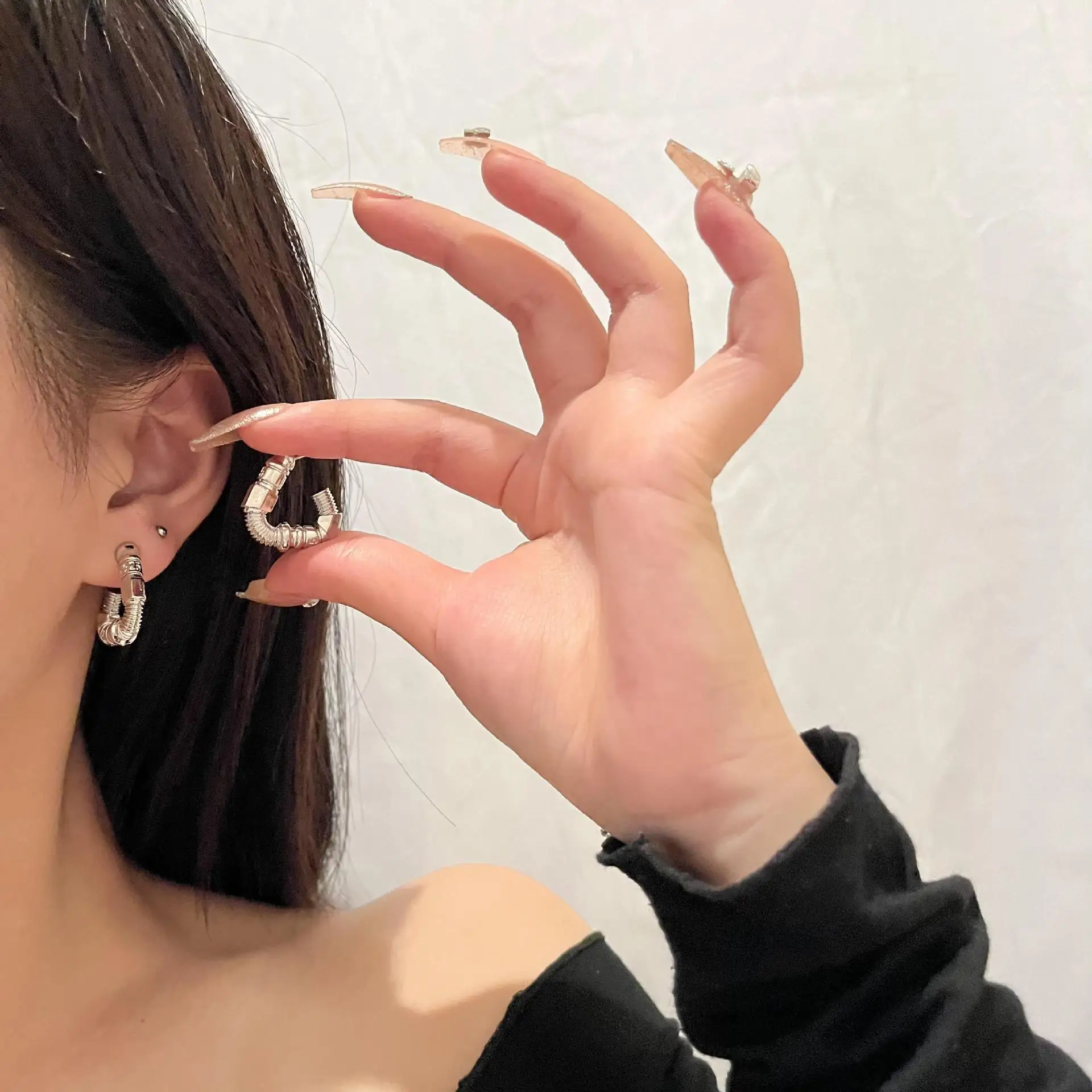 Серьги-гвоздики с металлической текстурой в виде винта