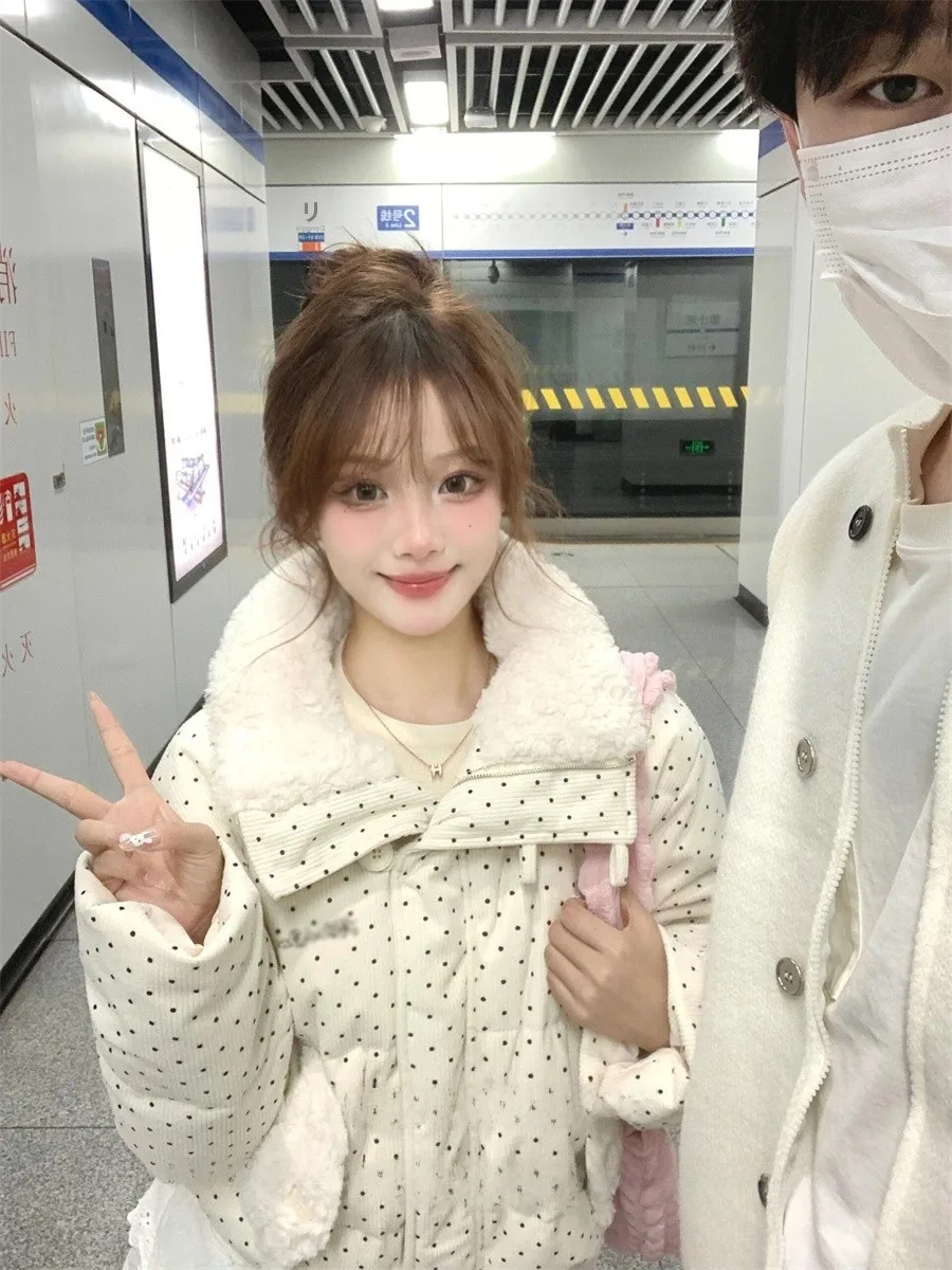 Белый пуховик с меховым воротником в горошек одежда хлопковой подкладкой