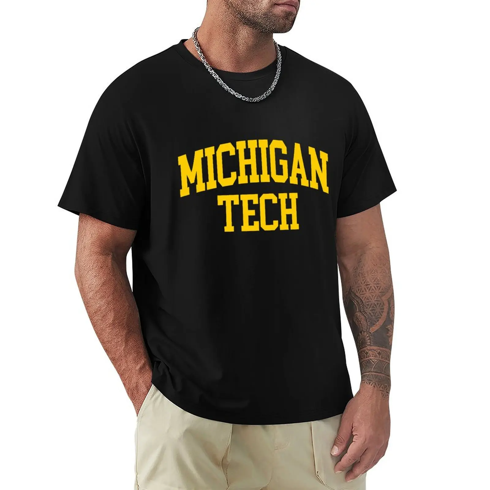 Фото Футболка Michigan Tech с изогнутым принтом в стиле колледжа, городской повседневный стиль, свободный крой. №1