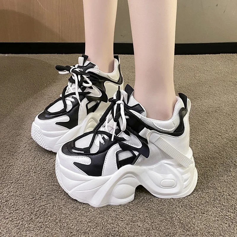 Женские кроссовки на массивной подошве универсальные удобные из дышащей