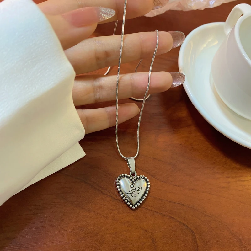 

Fashion Jewelry Heart Pendant Necklace Popular Design Vintage Temperament Silvery Plating Necklace For Women Party Gifts