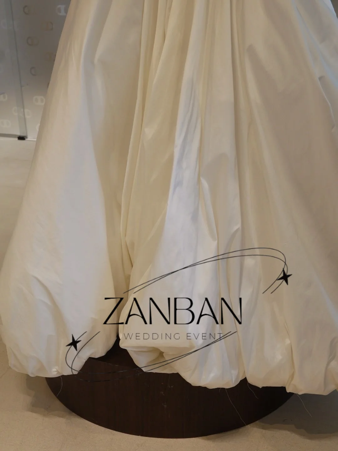 Фото Свадебное платье ZanBan Simple Satin 2026 для фотосессии в Корее, без рукавов, в пол, с корсетом и лентами, на заказ №2