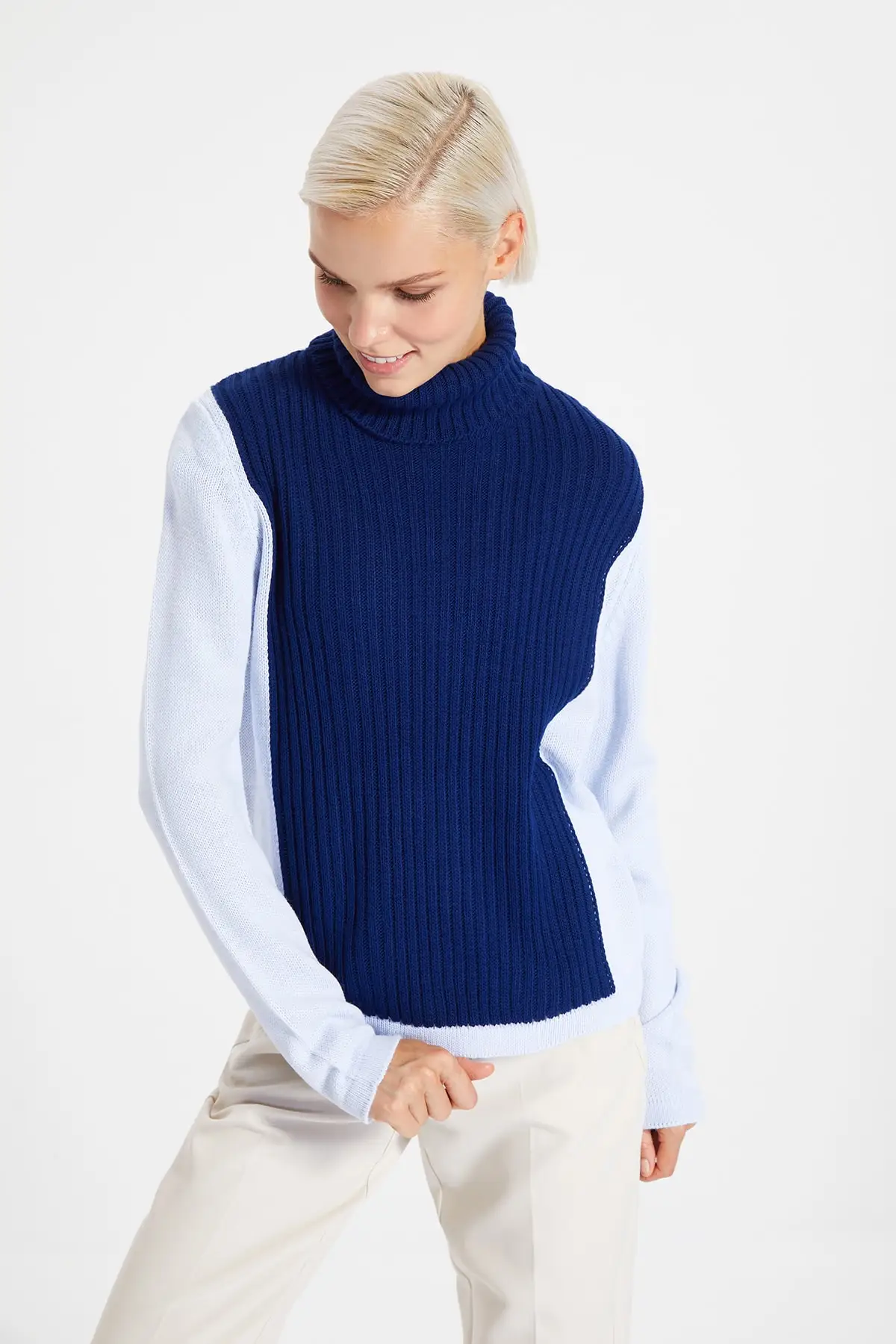 

Trendyol With Color Block Knitwear Sweater TWOAW22KZ1693