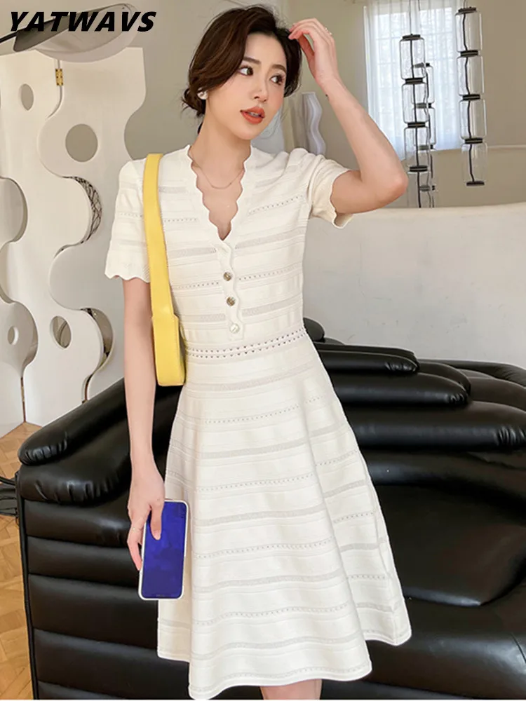 

Женское трикотажное платье с V-образным вырезом и коротким рукавом