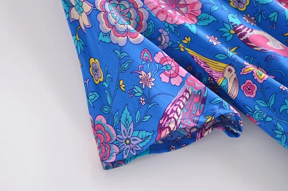 Пляжное мини-платье Happie Queens Blue Peacock с цветочным принтом и глубоким v-образным