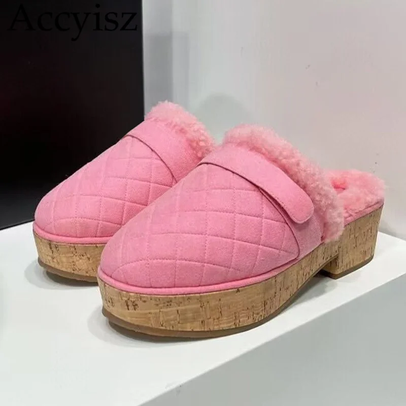 

Замшевые шлепанцы на платформе с закрытым носком и меховой подкладкой