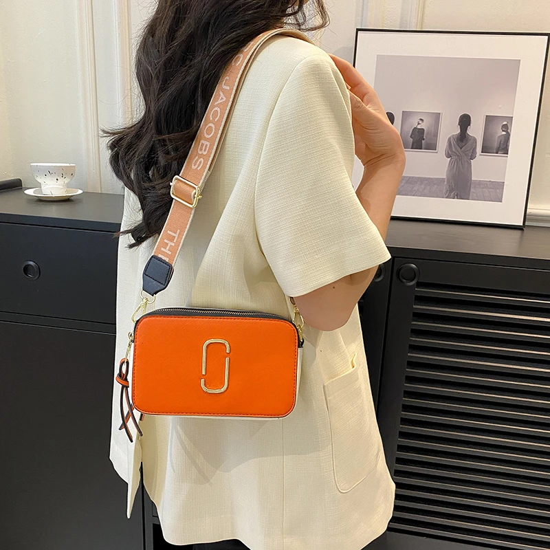 

2023 New Women's Fashion Casual Camera Bag Unique Personality Wide Shoulder Strap Crossbody Simple Versatile Texture Handbag