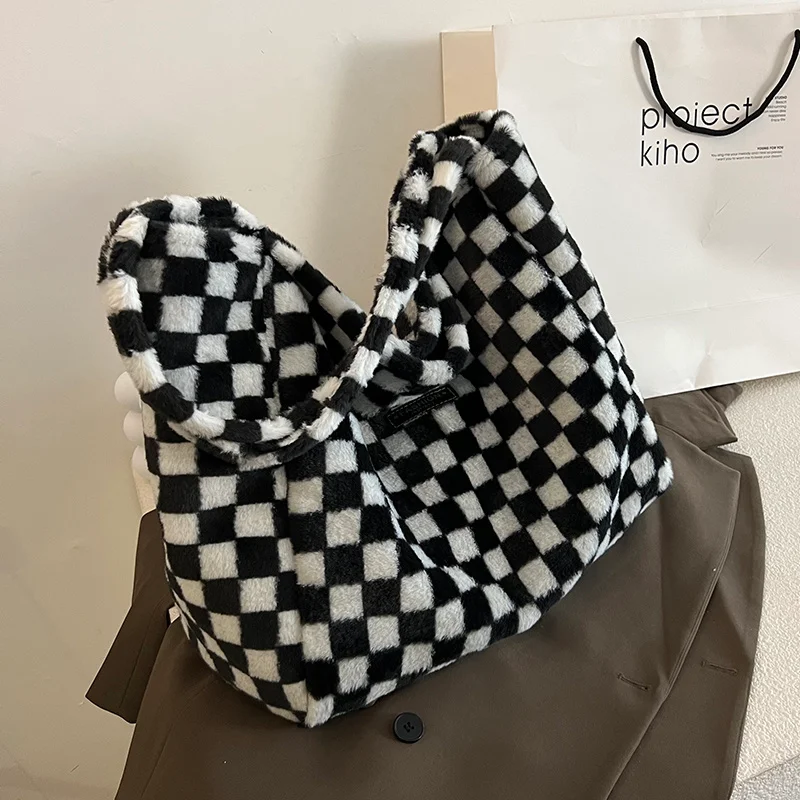 

Модные шахматные сумки-тоуты из искусственного меха для женщин, Большая вместительная плюшевая женская сумка на плечо, меховая клетчатая б...