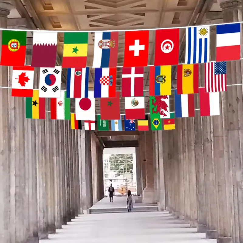 Флаги 100 стран подвешиваются флаг чемпионата мира 2022 года в Катаре флаги лучших 32