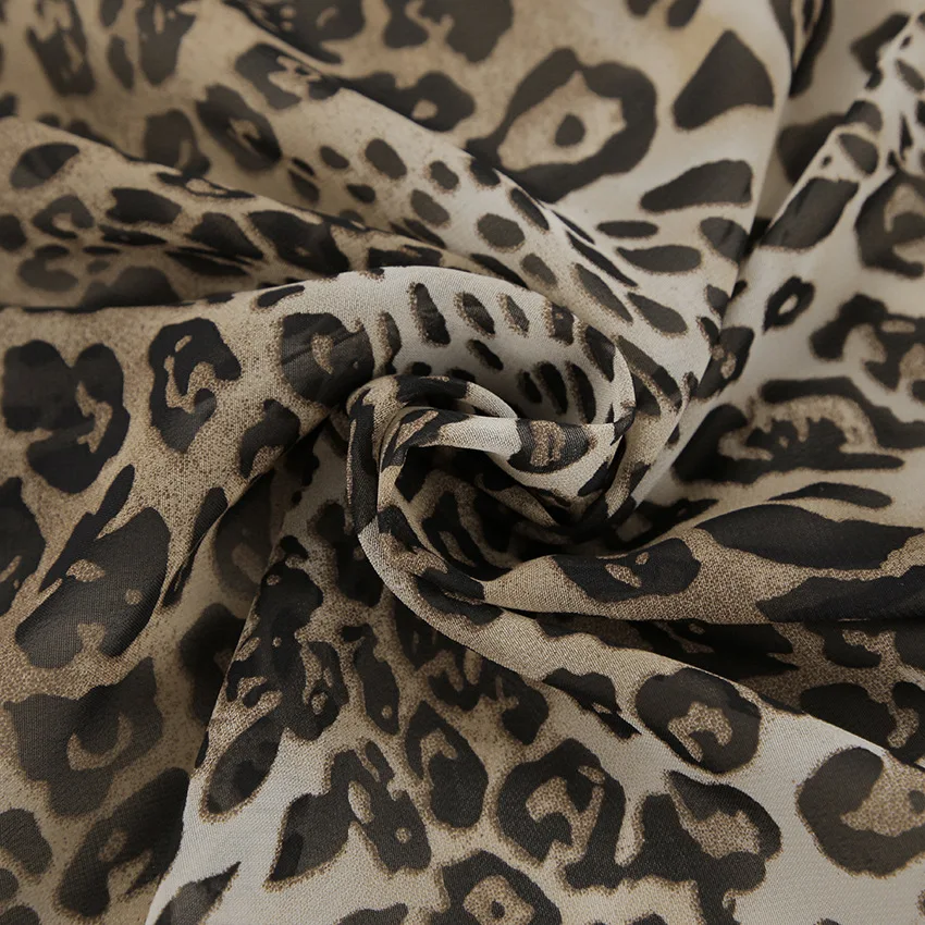 Женское летнее платье-футляр с глубоким V-образным вырезом