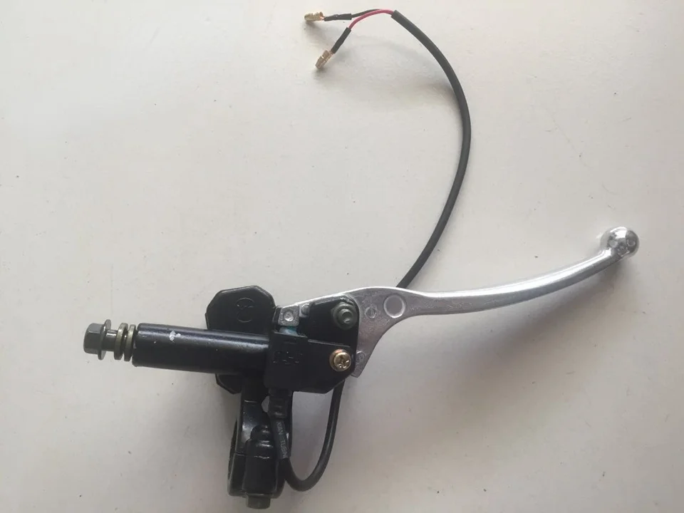 Левая ручка гидравлического тормоза электровелосипеда с главным цилиндром в