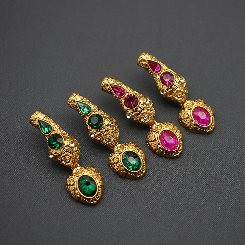 Винтажные рельефные серьги с цветными драгоценными камнями в милом и крутом