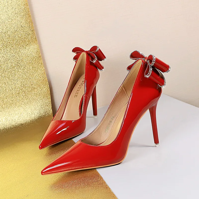 Женские туфли из лакированной кожи на высоком каблуке туфли-лодочки с острым